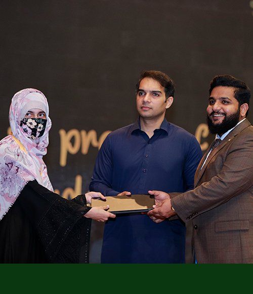 Aqsa receiving her award at a PFTP ceremony